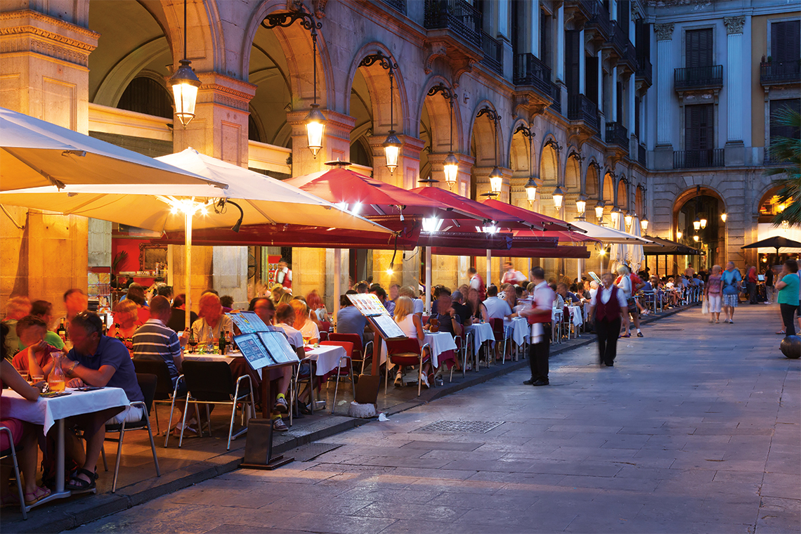 Street restaurants at Plaça Reial. Photography: Shutterstock / Iakov Filimonov.