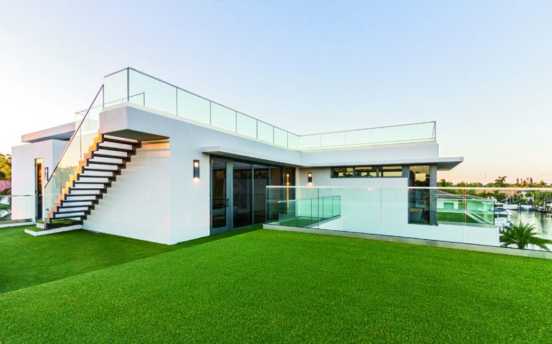 The front and backyard include outdoor lighting, irrigation system and artificial grass for ease and care.Photography: Myro Rosky Photography.