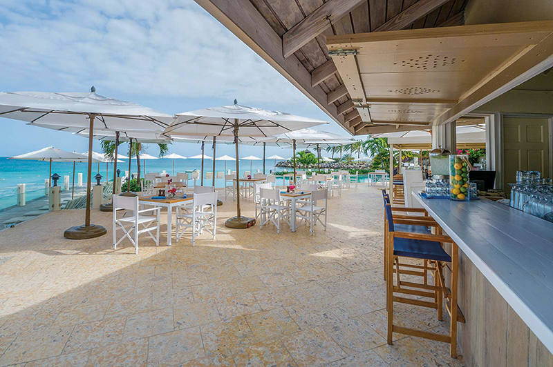 Carolyn’s Beach Bar. Photography: Blue Waters Resort & Spa.